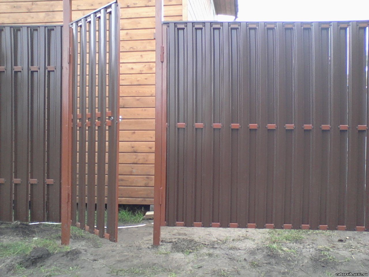 Забор из металлического штакетника фото с воротами